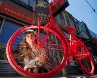 В Канаде перекрашивают брошенные велосипеды
